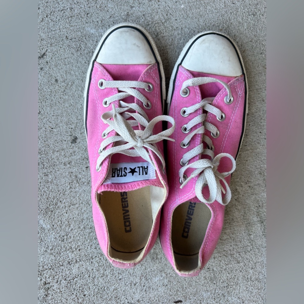 Low top pink converse